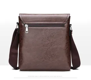 Détail d'un sac bandoulière en cuir marron texturé avec poche arrière zippée