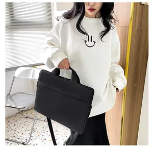 Borsa porta pc nera stile business indossata con tracolla e manici resistenti e pratici