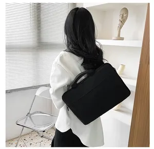 Borsa porta pc in tessuto resistente con manico ergonomico mostrata in un ufficio moderno