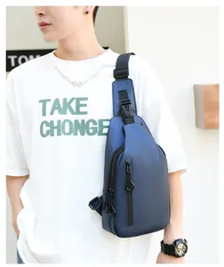 Détail d'un sac de poitrine imperméable bleu foncé avec fermetures éclair pour hommes