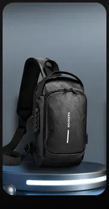 Detailansicht von Zahlenschloss und USB-Ladeanschluss an der schwarzen Motorrad-Brusttasche