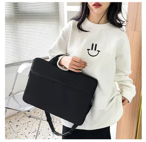 Borsa porta PC business in nylon con tracolla regolabile indossata da un modello