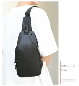 Détail du sac bandoulière noir étanche avec port de charge USB et sangle ajustable