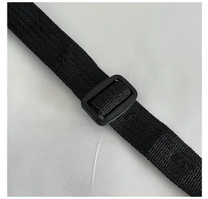 Dettaglio della tracolla regolabile in nylon nero con fibbia in plastica per borse da lavoro