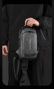 Détail du sac bandoulière gris avec serrure de sécurité à combinaison à trois chiffres