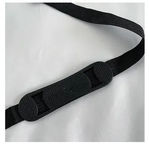 Dettaglio della tracolla regolabile della borsa per laptop con spallina in gomma antiscivolo