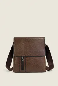 Detailansicht der braunen Ledertextur und des vertikalen Reißverschlusses der Herrentasche