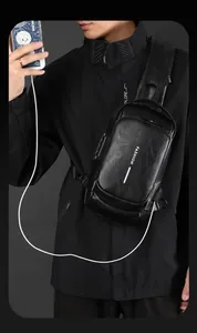 Détail du sac de poitrine pour hommes avec port de charge USB intégré pour smartphones