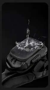 Wasserabweisende Beschichtung auf schwarzer Leder-Umhängetasche mit Sicherheitsschloss