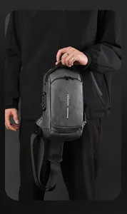 Vue détaillée du verrou de sécurité à code sur un sac de poitrine en similicuir gris