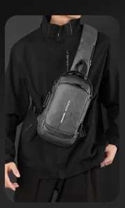 Vue détaillée du sac de poitrine gris imperméable avec serrure antivol et port USB