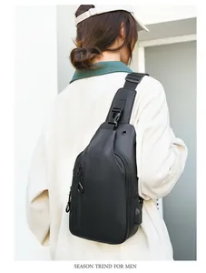 Détail du sac de poitrine noir pour homme avec port USB et nylon imperméable