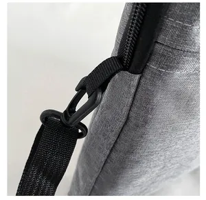 Dettaglio della valigetta in tela impermeabile con gancio e cinturino in nylon nero