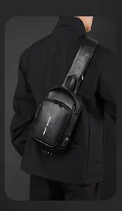 Détail du sac de poitrine en similicuir noir montrant la texture et le logo mode