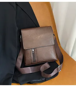 Detail der braunen Vintage-Herrenumhängetasche aus PU-Leder mit Reißverschlussfach