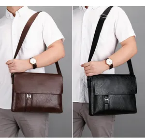 Détails de la texture du cuir et de la boucle métallique en H sur les sacs messagers
