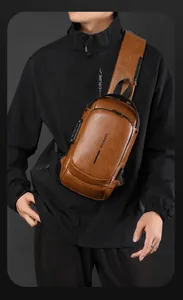 Détail du sac bandoulière en cuir PU marron avec port USB et serrure antivol à code
