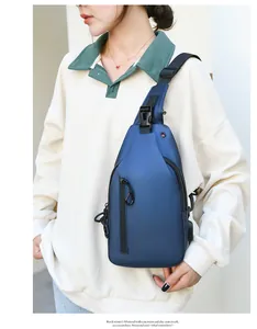 Détail du sac bandoulière imperméable avec fermetures éclair et sangle réglable
