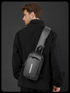 Detailansicht der Herren-Brusttasche mit Sicherheits-Reflektorstreifen und USB-Ladeanschluss