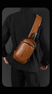 Détail d'un sac de poitrine en cuir marron avec serrure antivol et port de charge USB