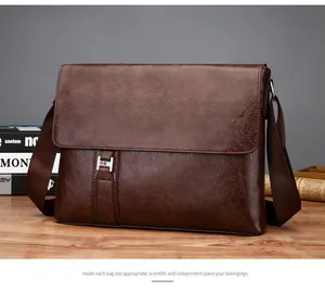 Détail d'un sac messager en cuir marron avec boucle en H en métal et bandoulière large