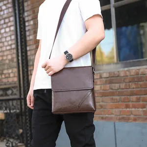 Sac bandoulière marron imperméable pour homme avec sangle réglable en extérieur