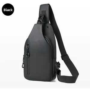 Détail du sac de poitrine noir imperméable montrant les fermetures et la boucle en plastique