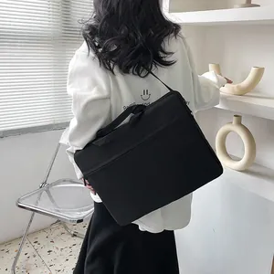 Borsa porta PC da 17 pollici nera con tracolla regolabile e maniglia superiore imbottita