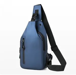 Vue détaillée du port de charge USB intégré sur le sac de poitrine bleu imperméable