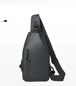 Vue de face du sac bandoulière noir étanche avec fermeture éclair et boucle robuste