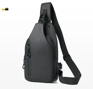 Vue latérale du sac de poitrine étanche pour hommes avec compartiments et port USB