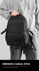 Vue détaillée du tissu imperméable mat sur un sac à dos noir de voyage tactique et moderne