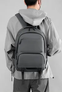 Vue arrière du sac à dos gris montrant les sangles ergonomiques et le tissu imperméable