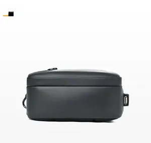 Détail de la base du sac bandoulière noir imperméable avec port de chargement USB intégré