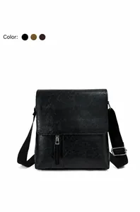 Detailaufnahme der schwarzen Umhängetasche aus Leder mit Reißverschluss und Metallschnalle