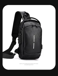 Détail du sac à bandoulière étanche pour hommes avec serrure antivol et port USB