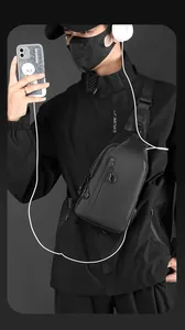 Dettaglio borsa a tracolla uomo nera con tasche multi-zip e porta di ricarica USB