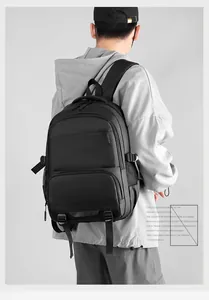 Vue arrière d'un mannequin portant un sac à dos de voyage noir minimaliste et étanche