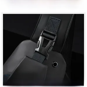 Détail de la boucle en plastique et de la sangle haute densité du sac à bandoulière noir