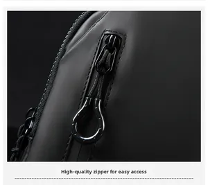 Détail macro de la fermeture éclair et du tissu imperméable sur le sac de poitrine pour hommes