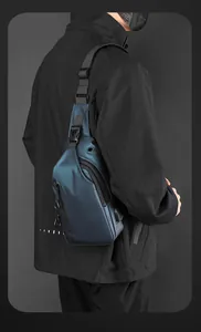 Dettaglio del borsello monospalla blu con porta di ricarica USB esterna e tessuto elegante