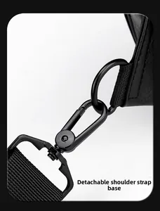 Détail du crochet en métal noir mat amovible et de la bandoulière en nylon du sac