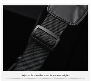 Vue détaillée de la bandoulière réglable en nylon et de la boucle sur un sac de poitrine noir