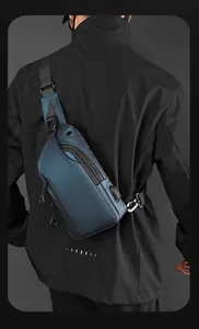 Dettaglio della borsa a tracolla impermeabile con porta di ricarica USB e texture metallica