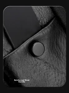 Détail du renfort par rivet sur la poignée d'un sac de moto en cuir noir