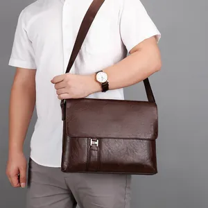Grand sac messager minimaliste pour hommes avec boucle métallique en marron foncé