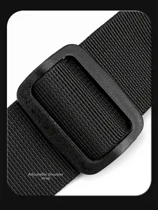 Détail de la bandoulière réglable en nylon avec boucle noire mate sur le sac