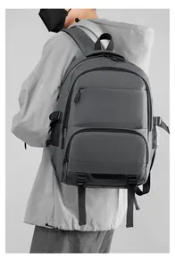 Vue latérale du sac à dos homme gris foncé montrant les larges bretelles ergonomiques