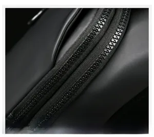 Gros plan sur la fermeture éclair en nylon durable et le tissu mat du sac de poitrine noir