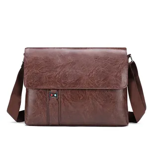 Sac messager marron minimaliste pour hommes avec cuir texturé et boucle argentée en H